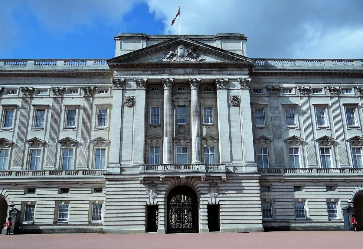 Die Ostfassade des Buckingham Palace mit dem Balkon