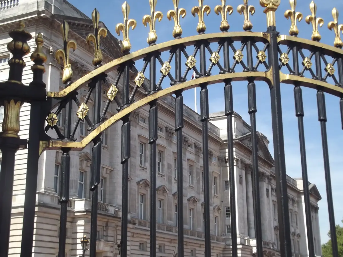 Die vergoldeten Tore des Buckingham Palace