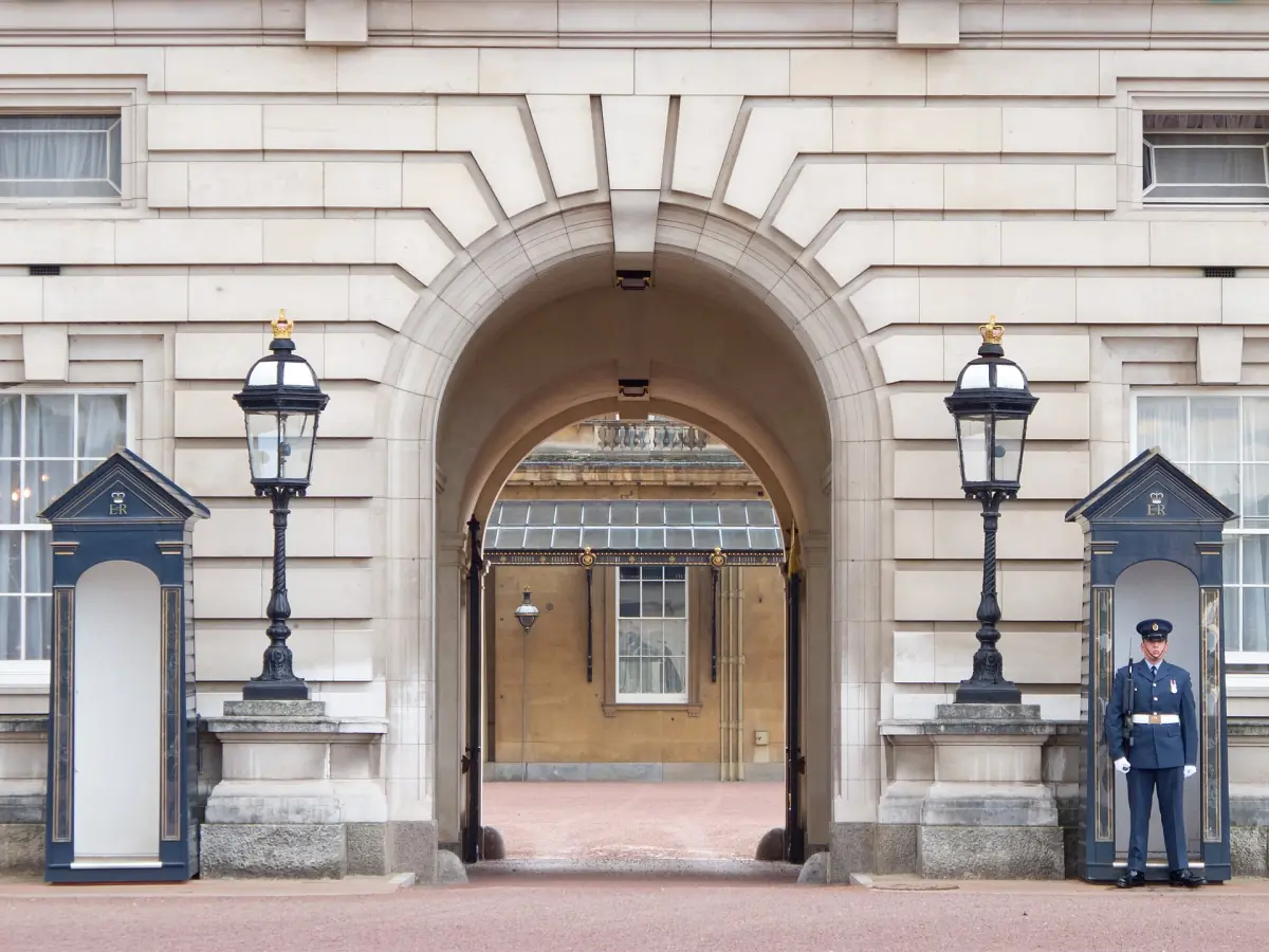 Ein Wachposten an einem Tor des Buckingham Palace