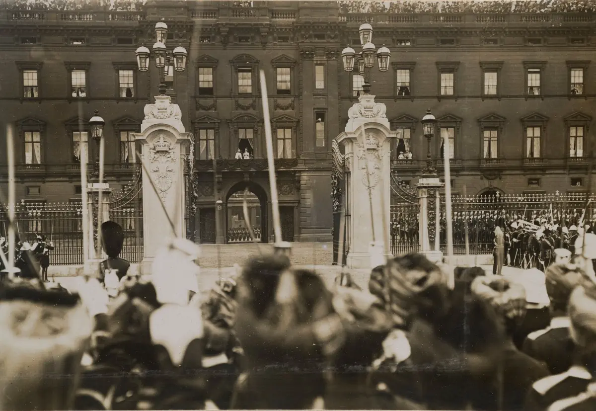 Eine historische Aufnahme der Menge vor dem Palast