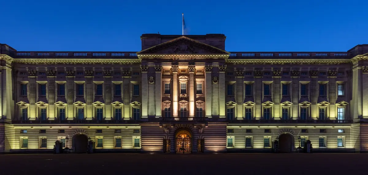 Der Buckingham Palace nachts beleuchtet