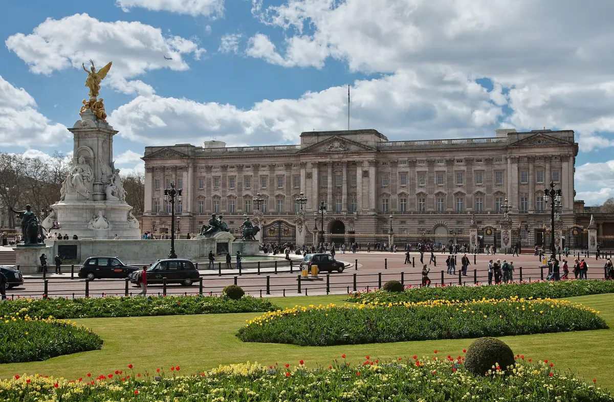 Der Buckingham Palace mit dem Victoria Memorial und Blumenbeeten davor