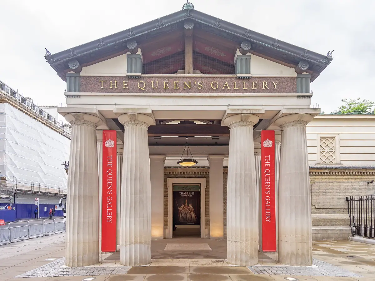 Der Säuleneingang der Galerie