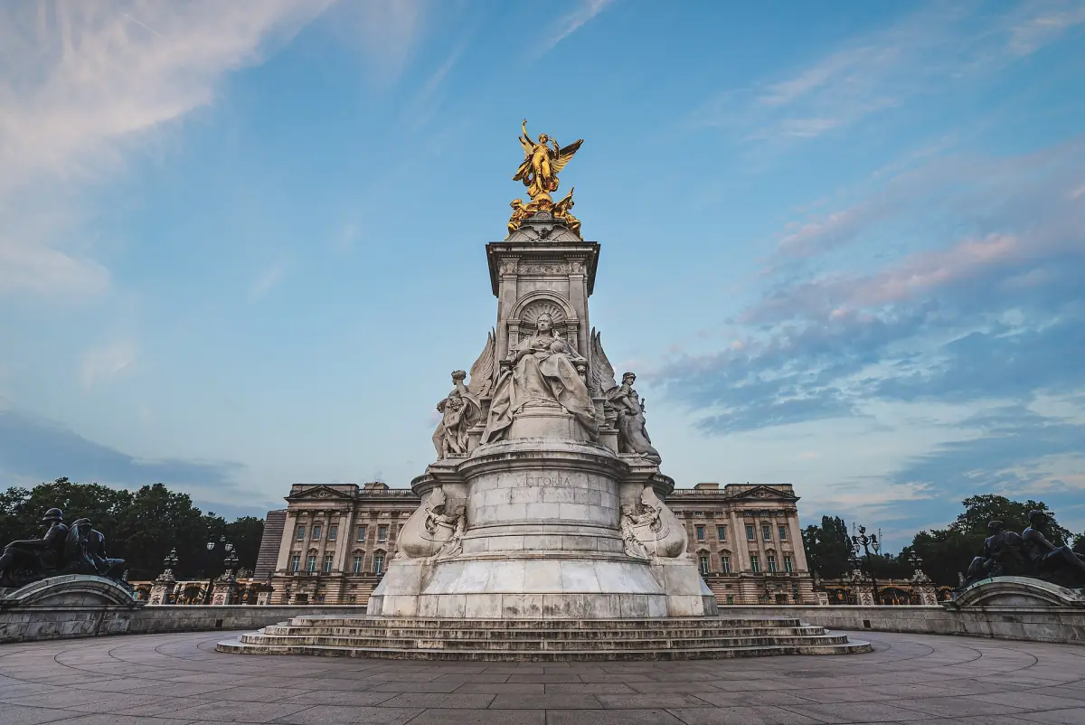 Das Victoria Memorial vor dem Palast